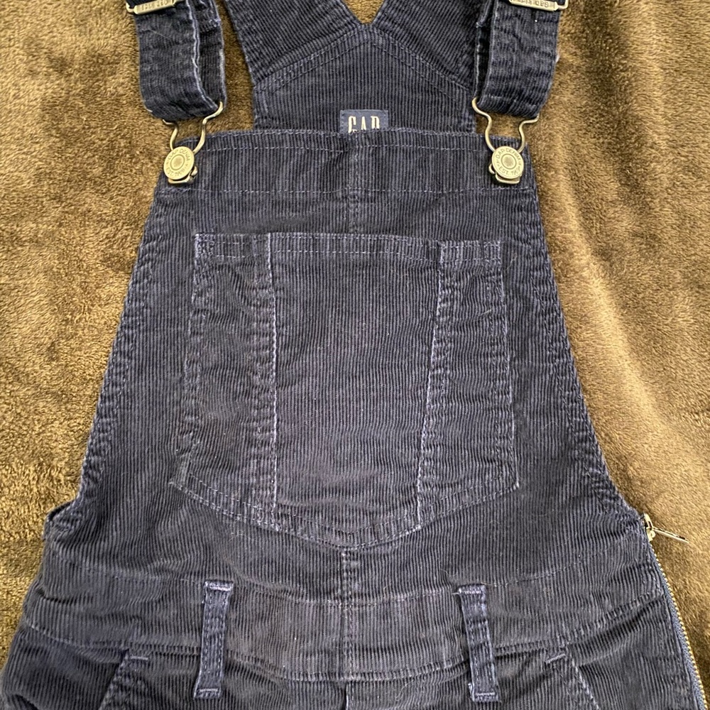 Excellent new with out tags. Kids size large Gap overalls. Unisex
